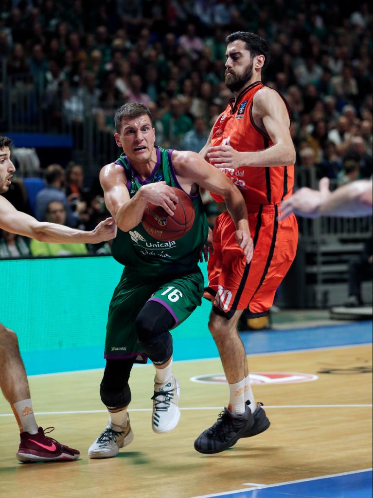 Nedovic penetra hacia el aro