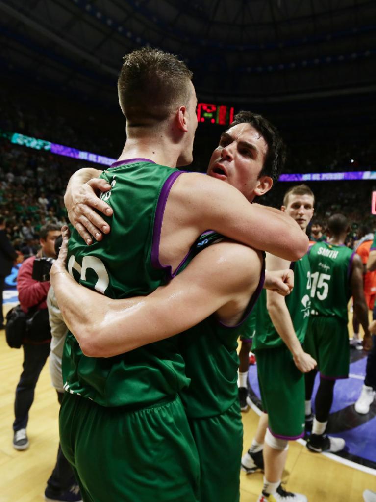 Los jugadores celebran la victoria ante Valencia Basket