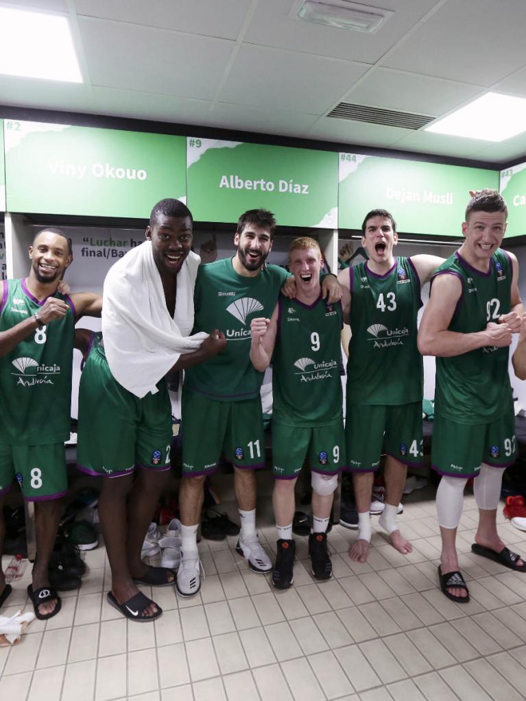 Los jugadores celebran la victoria en el vestuario