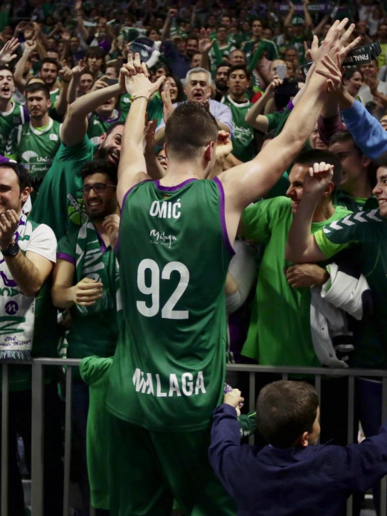 Omic celebra con el público la victoria ante Valencia Basket