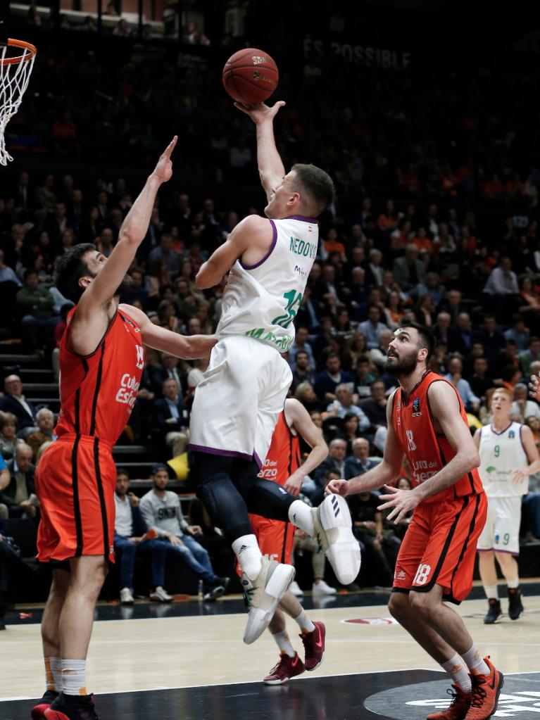 Nedovic deja el balón muy arriba