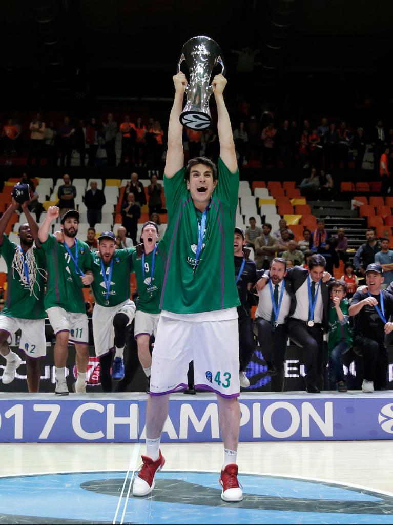 Carlos Suárez levanta la copa de campeones