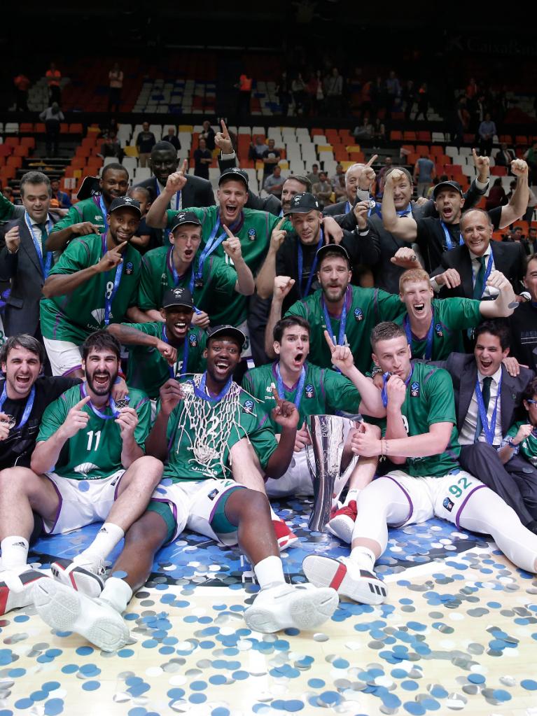 El equipo, con la copa en la pista