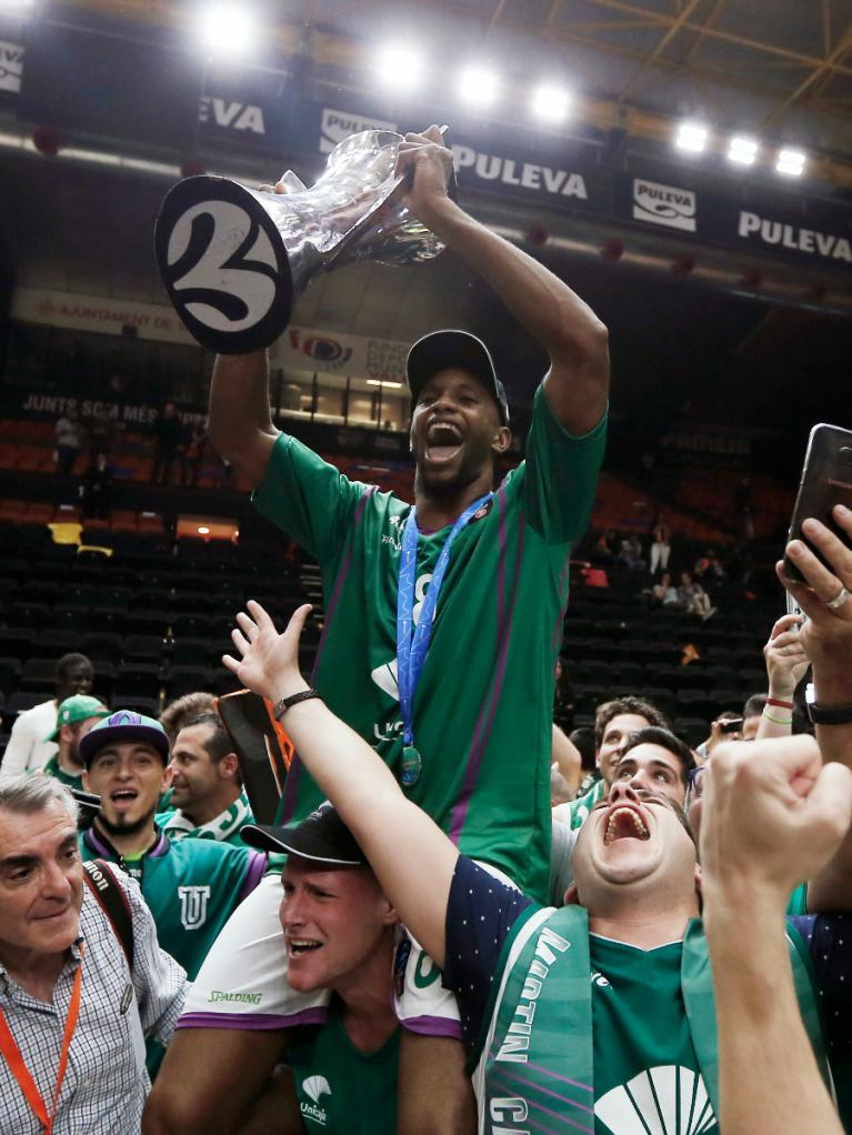 Nedovic saca a hombros a Fogg, que porta la copa