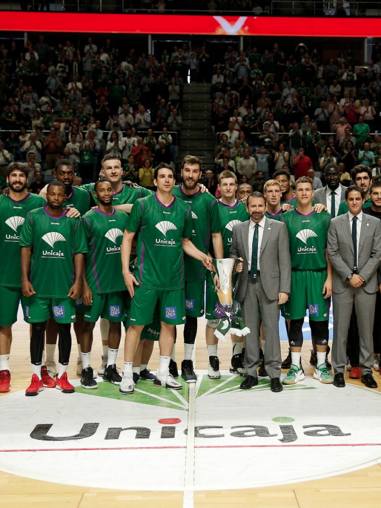 La plantilla con el trofeo de la Eurocup