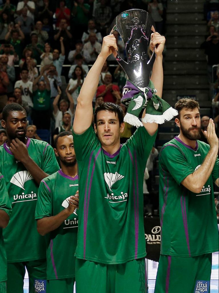 La plantilla con el trofeo de la Eurocup