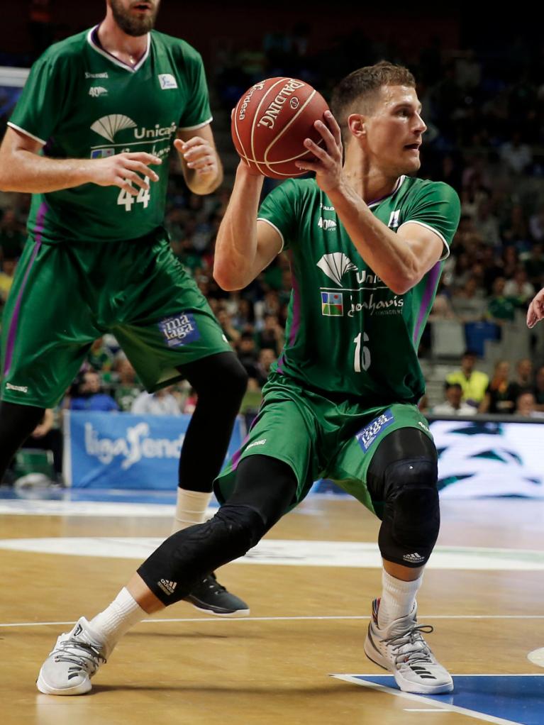 Nedovic busca una opción en ataque ante la defensa de Bassas