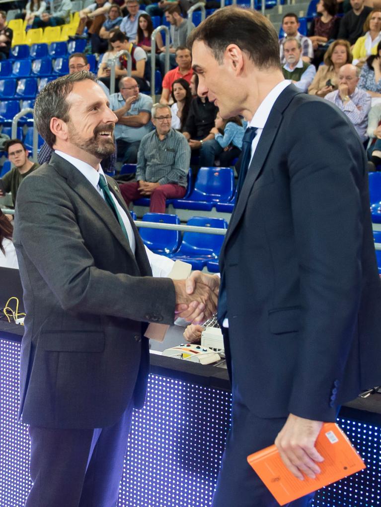 Plaza y Bartzokas se regalaron libros antes del partido