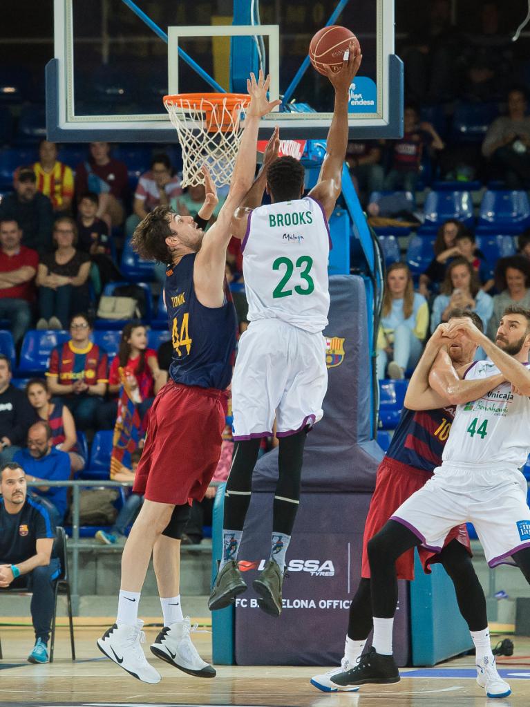 Brooks lanza a una mano