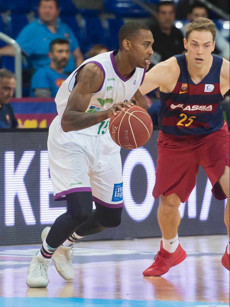 Jamar Smith, botando el balón