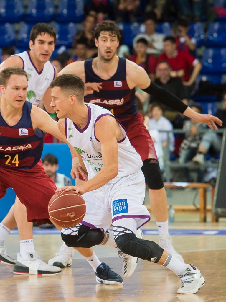 Nedović, botando el balón