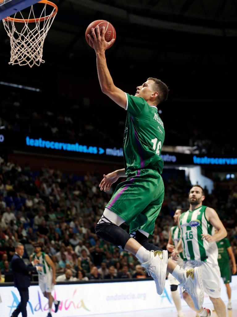 Nedovic finaliza una penetración con una bandeja