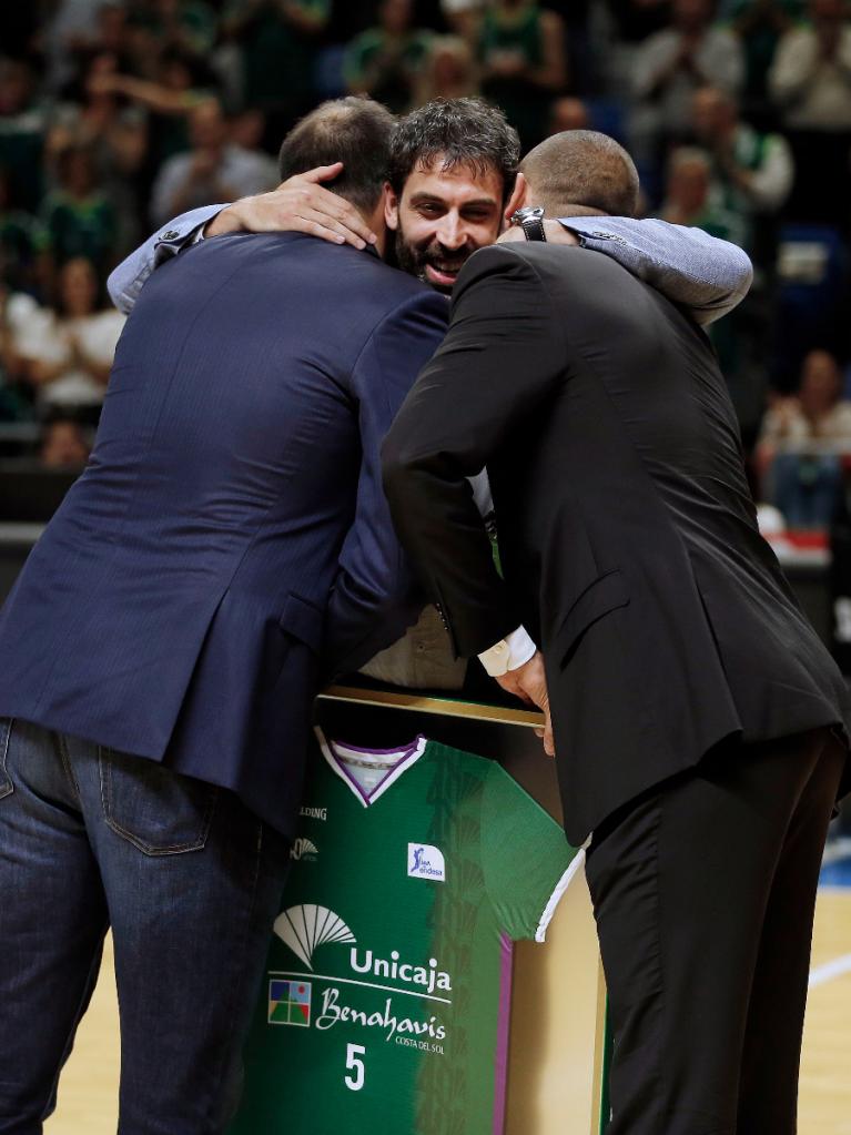 Berni Rodríguez se abraza a Germán Gabriel y Carlos Jiménez durante su homenaje