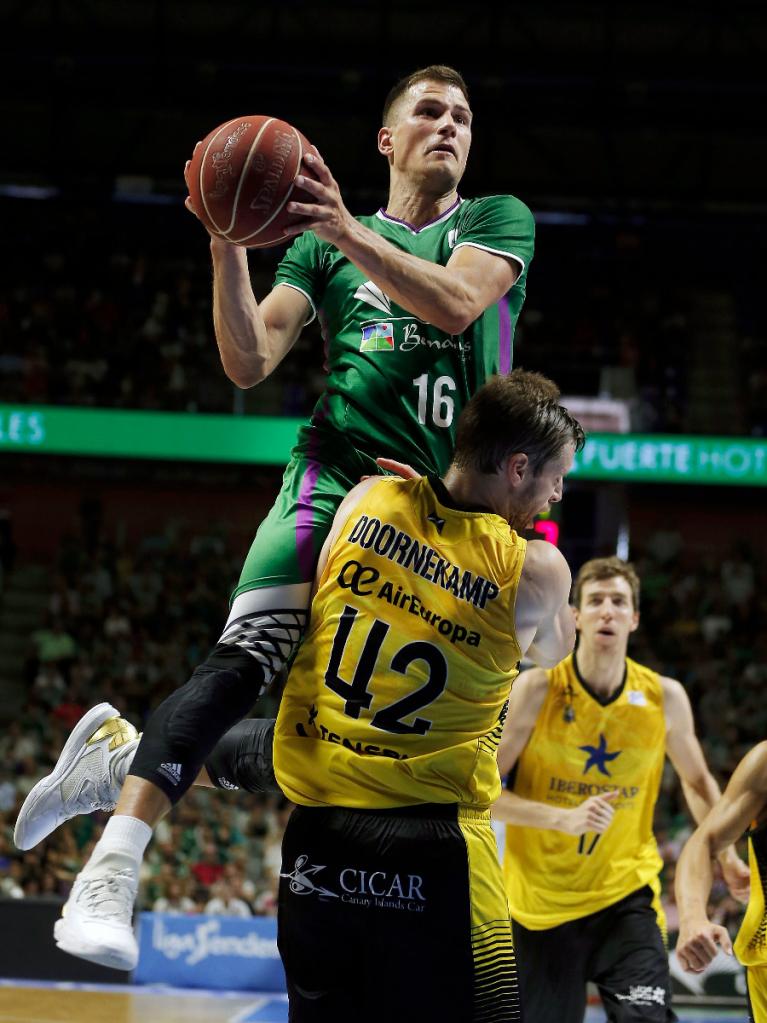 Nemanja Nedovic comete falta en ataque sobre Doornekamp