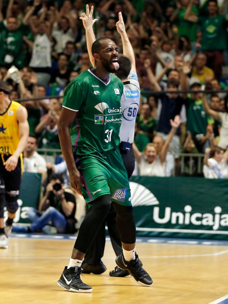 Eyenga celebra una acción con el público