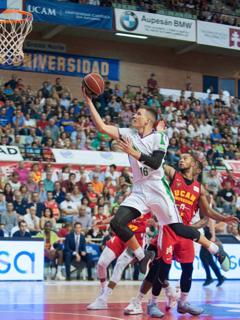 Nedovic, entrando a canasta