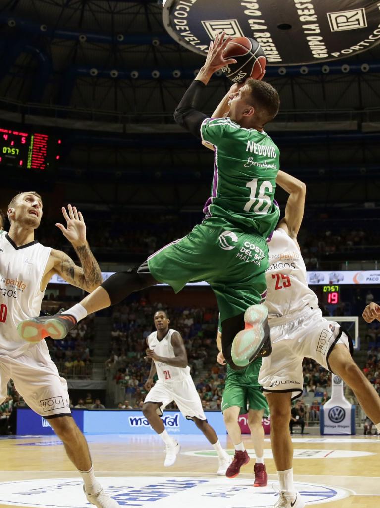 Nedovic lanza a canasta en una postura acrobática