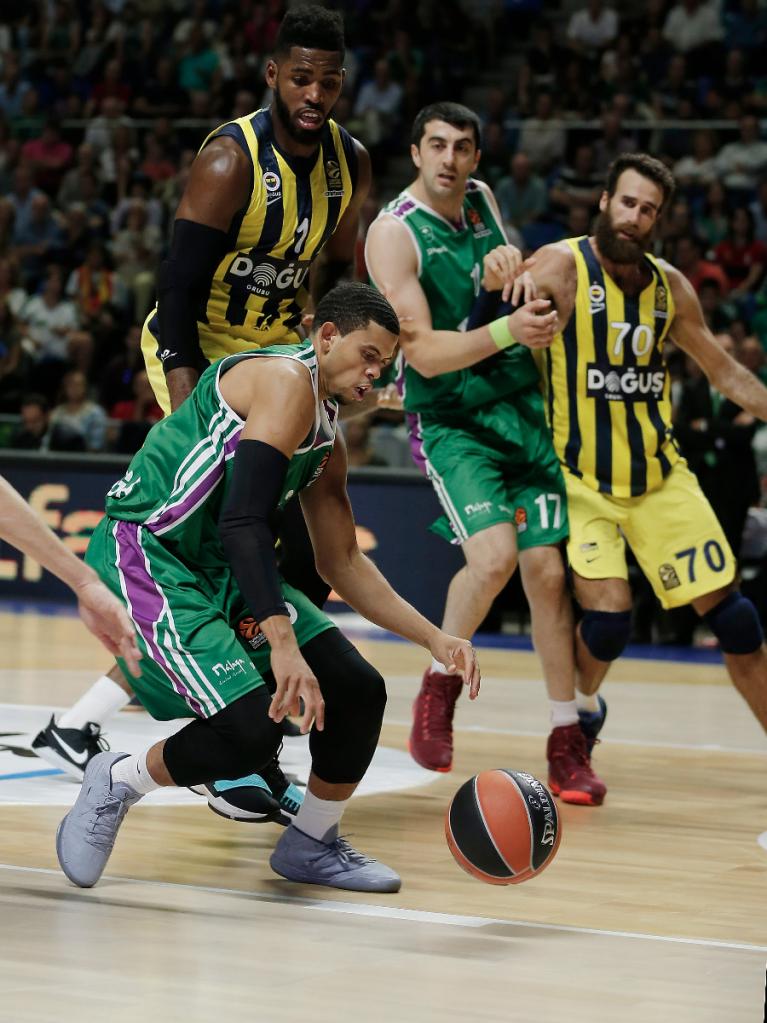 McCallum se hace con un balón suelto