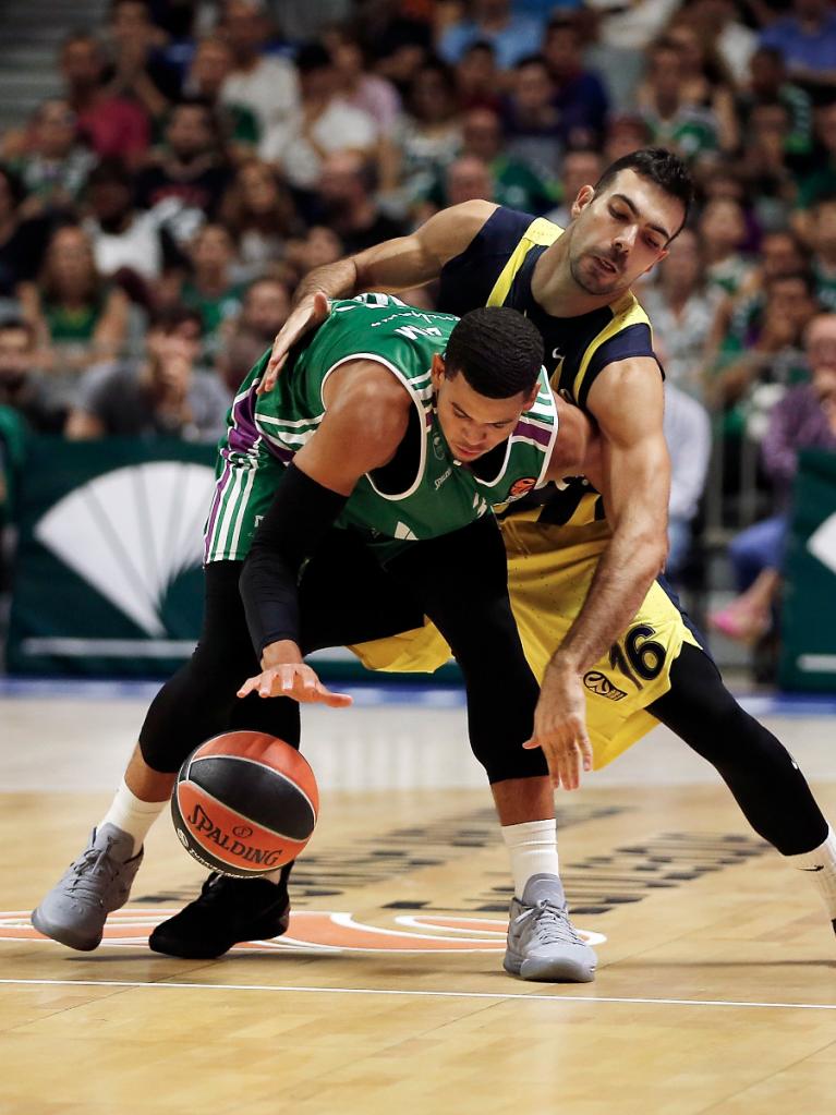 McCallum presionado por Sloukas