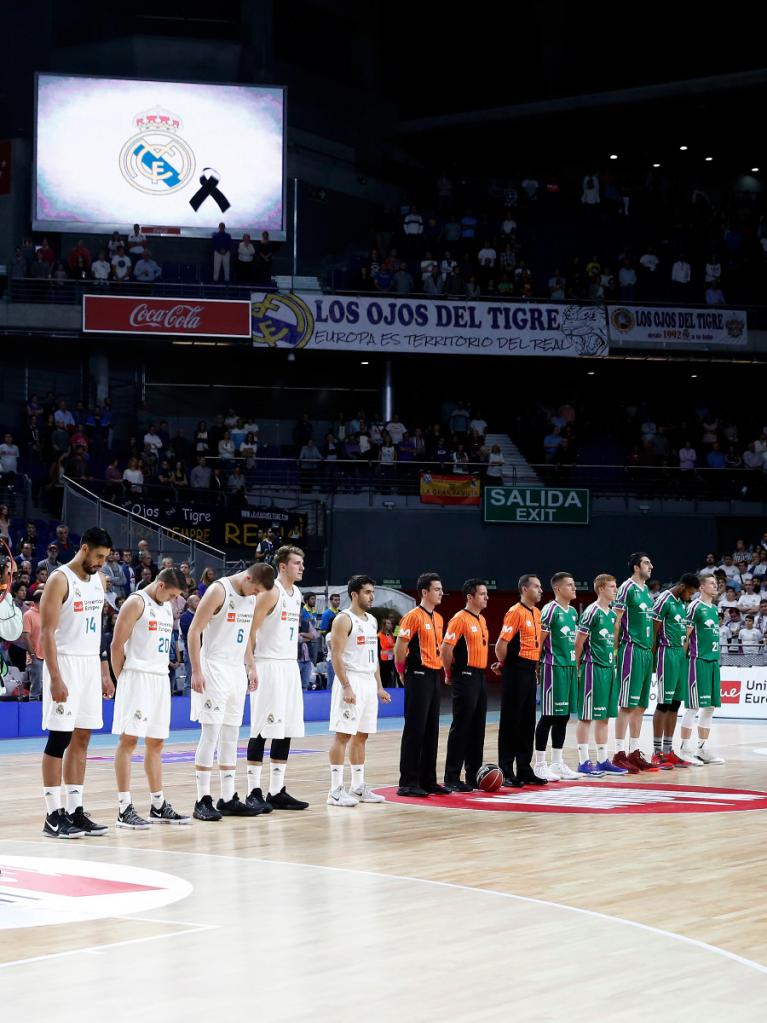 Los dos quintetos iniciales durante el minuto de silencio