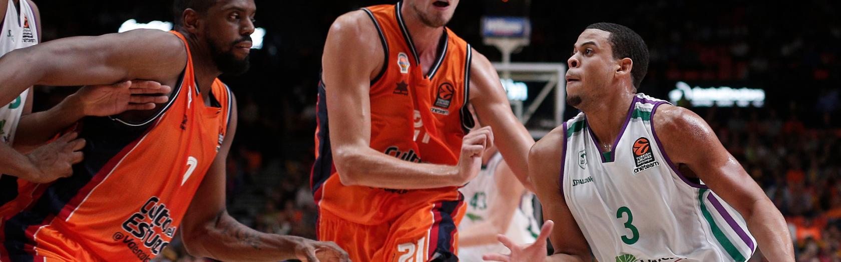 McCallum defendido por dos hombres de Valencia Basket