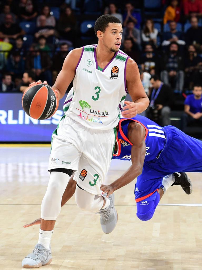 McCallum supera a su defensor 