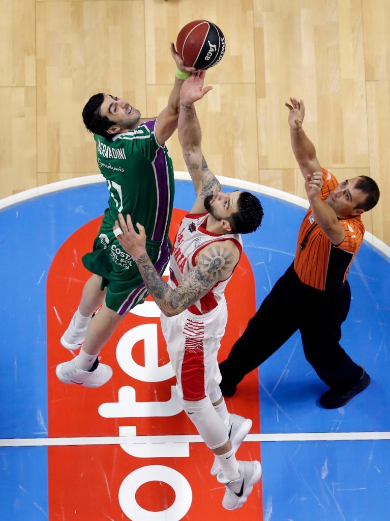 Salto inicial entre Shermadini y Poirier