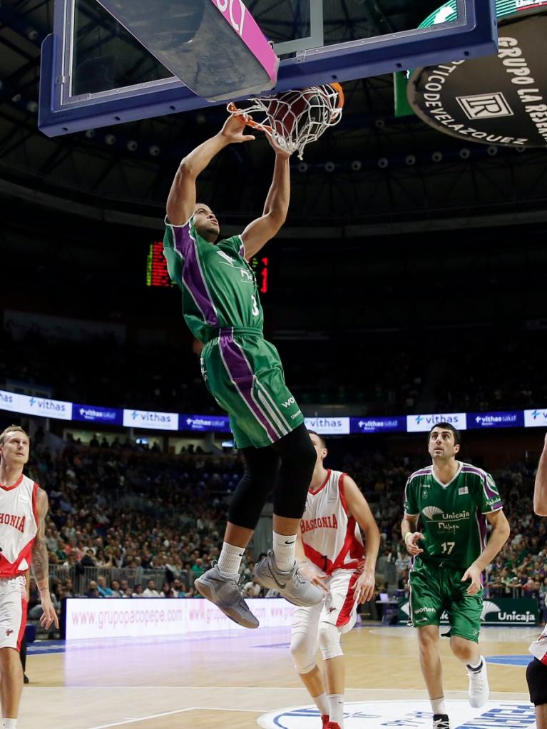 McCallum finaliza una jugada con un mate