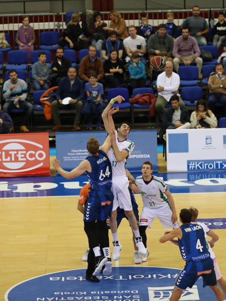 Shermadini en el salto inicial del partido