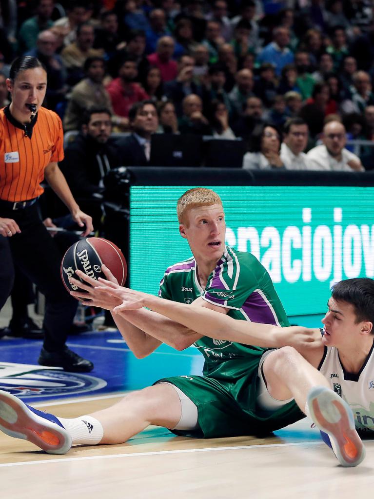 Alberto Díaz se hace con un balón dividido