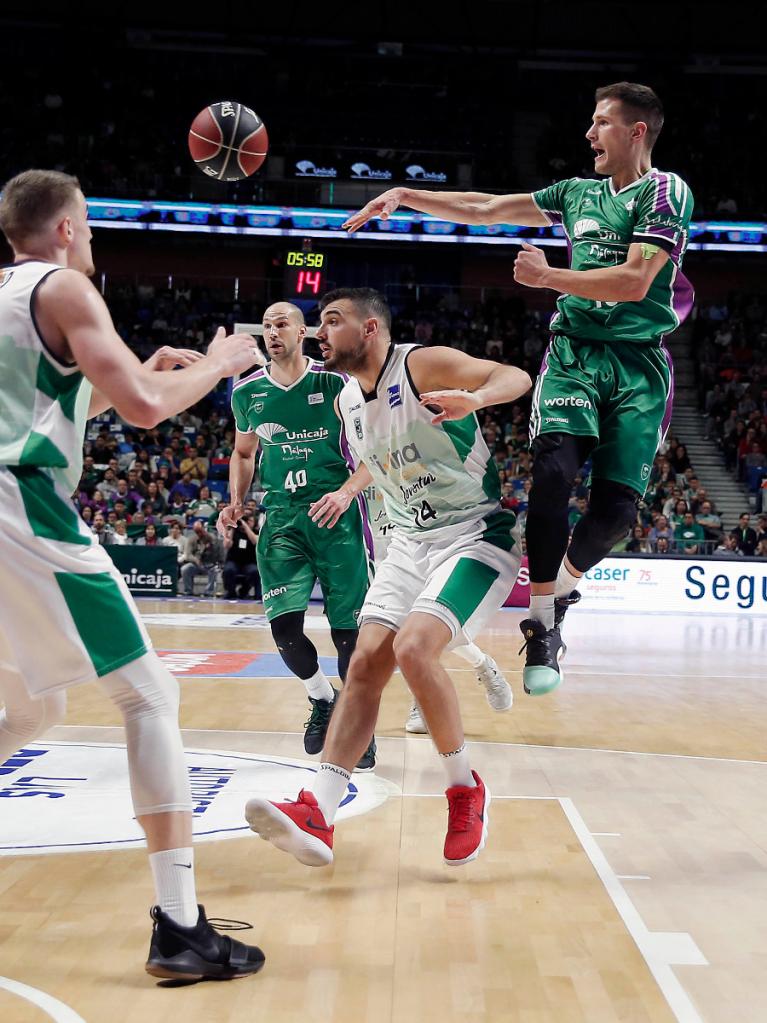 Nedović asiste desde el aire a un compañero