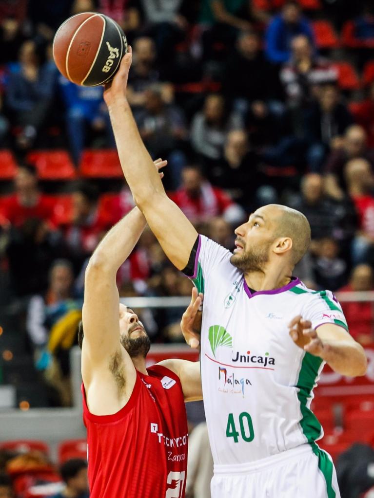 Augustine gana el salto inicial a De Jong