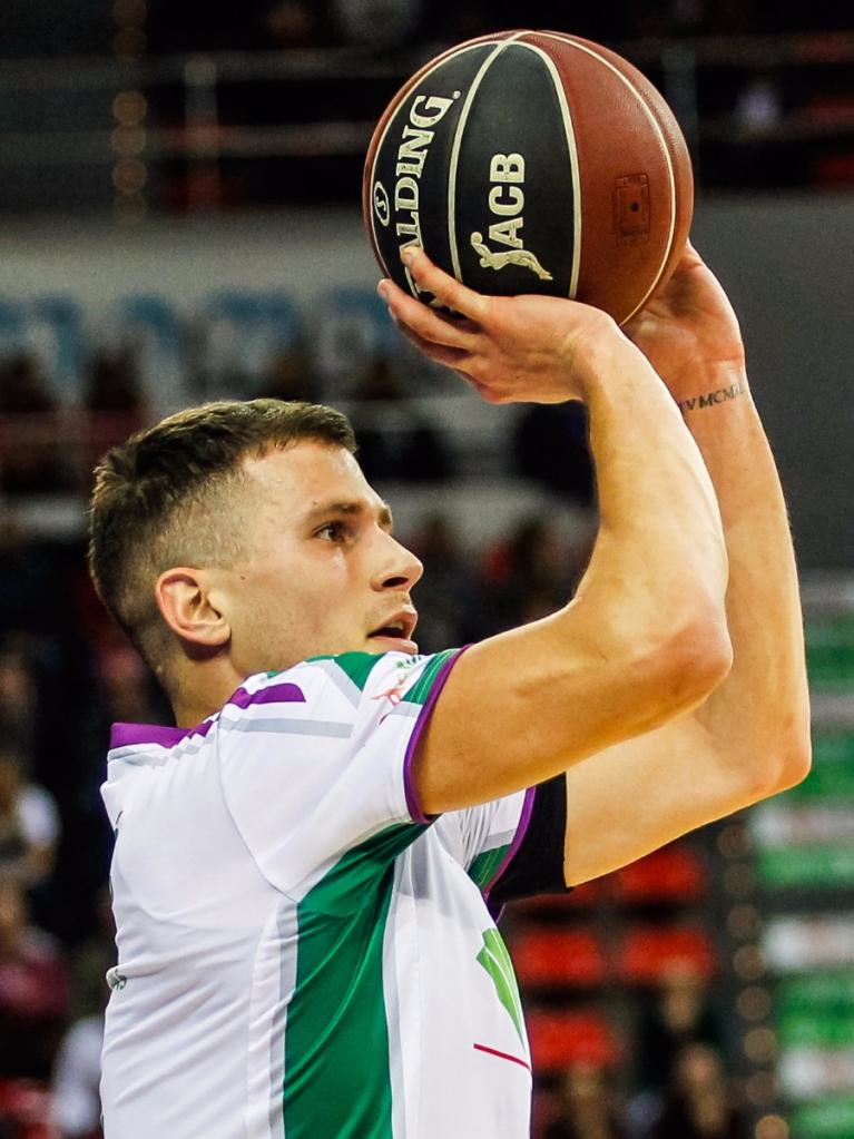 Nedovic lanza a canasta