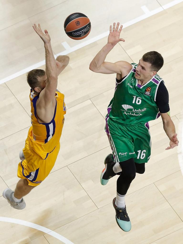 Nedovic lanza a una mano