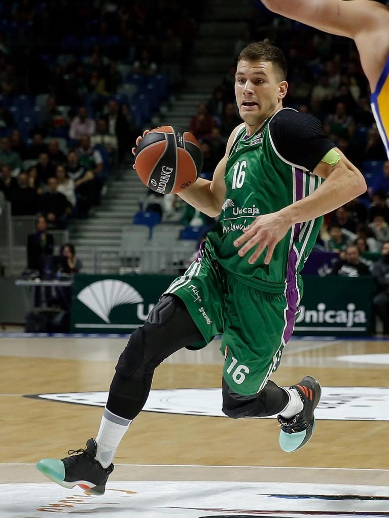 Nedovic trata de superar a Gill