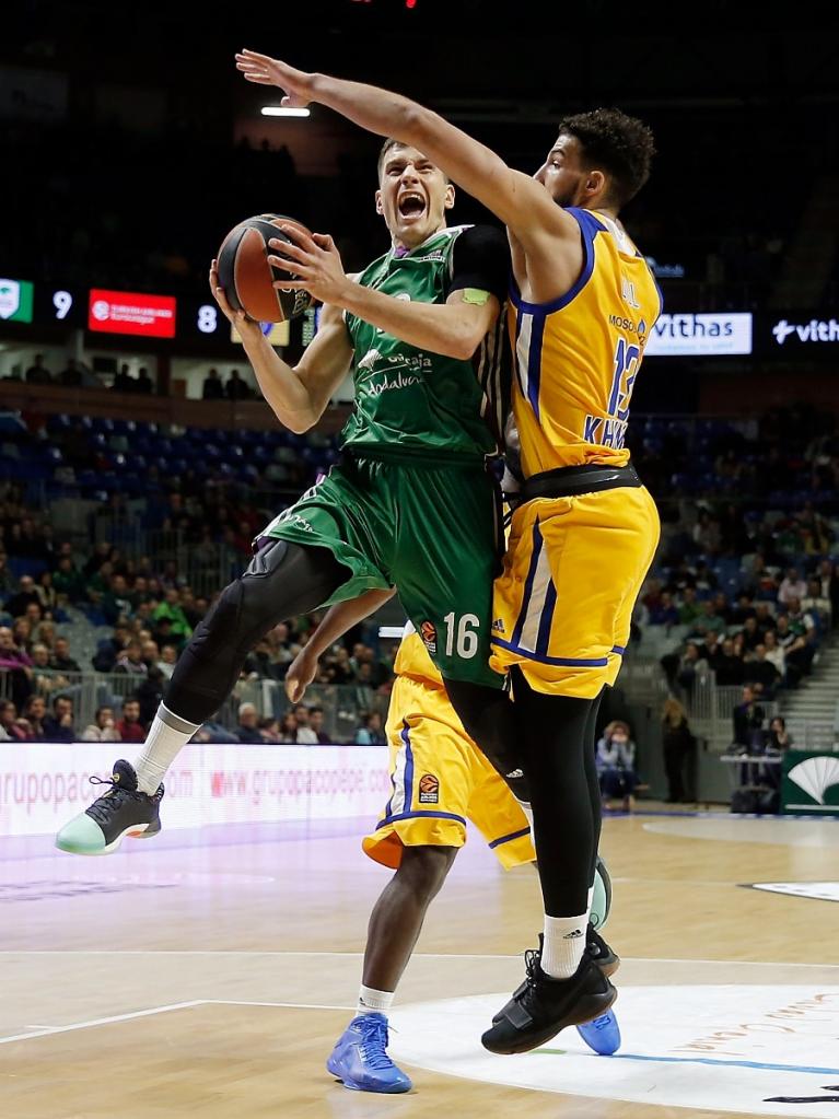 Nedovic va hacia canasta estando bien defendido