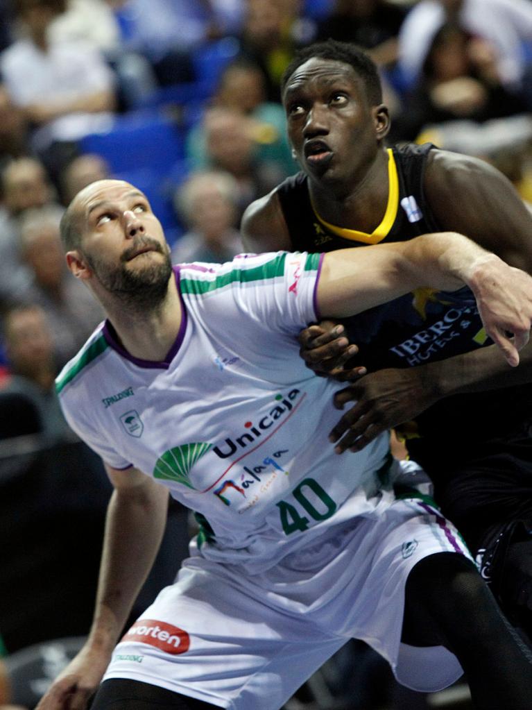 Augustine lucha por la posición con Niang