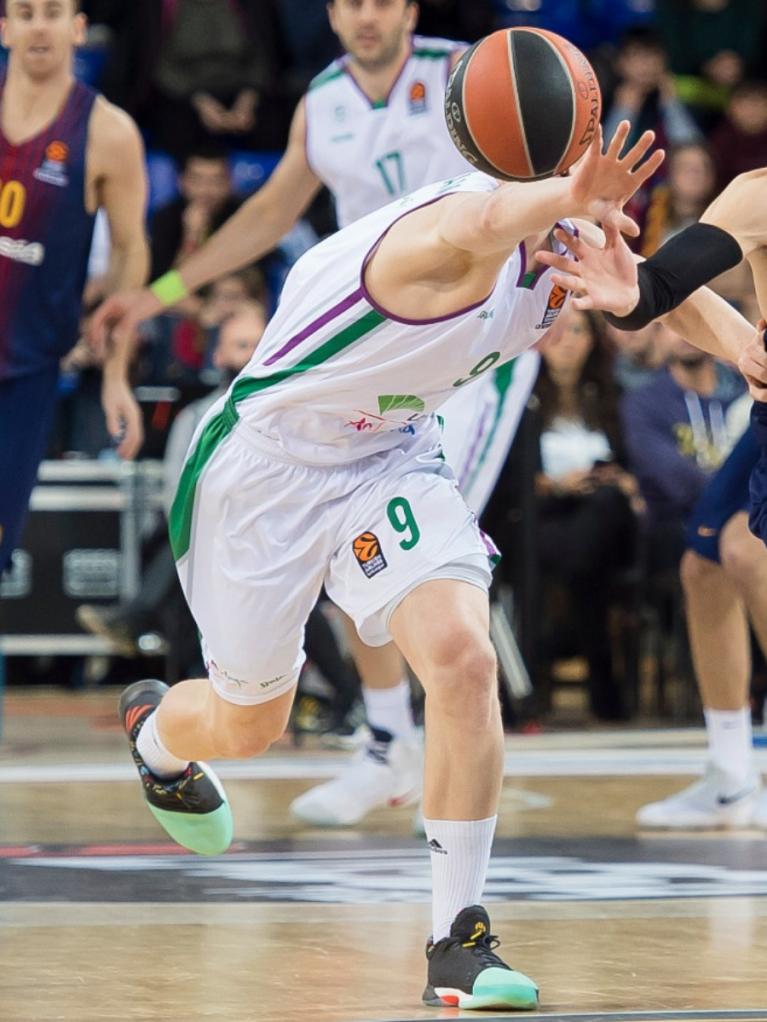 Alberto Díaz pelea por un balón 