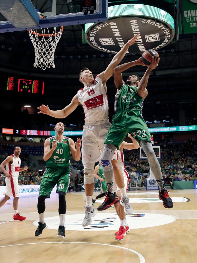 Brooks defendido por Bertans