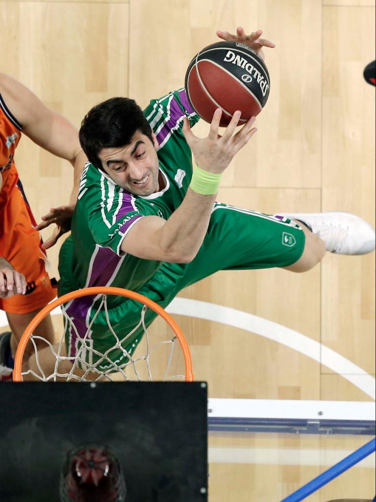 Shermadini se hace con el balón bajo el aro