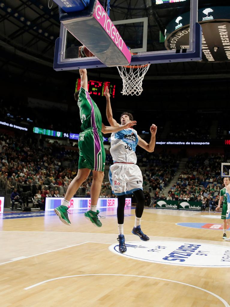 Milosavljević acaba el partido con un alley-oop