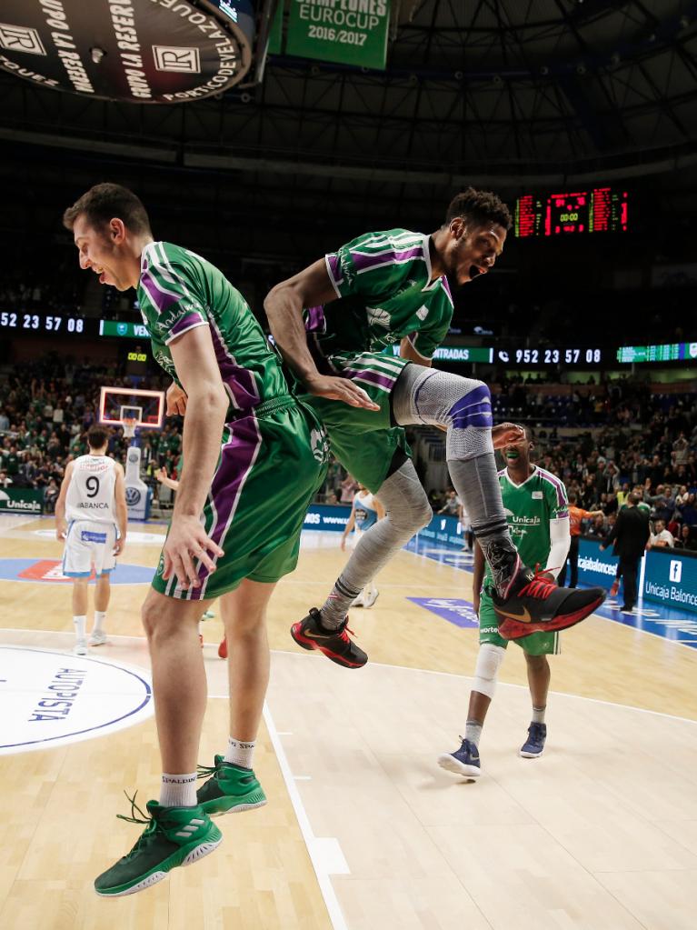 Milosavljević y Brooks celebran la jugada final del partido