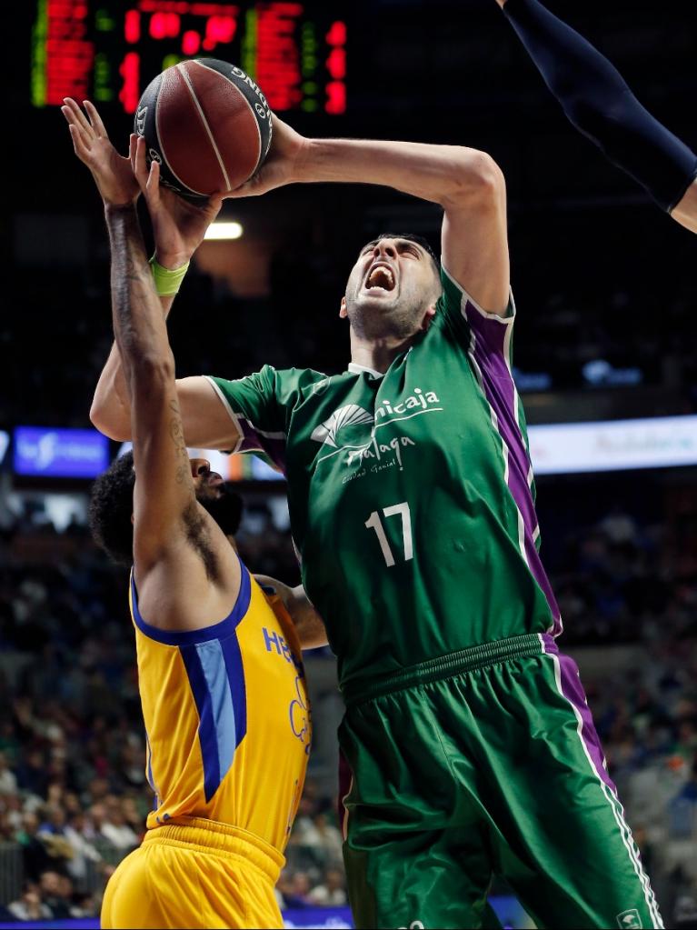 Shermadini intenta anotar ante la defensa del Herbalife Gran Canaria