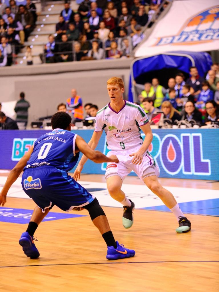 Alberto Díaz, botando el balón