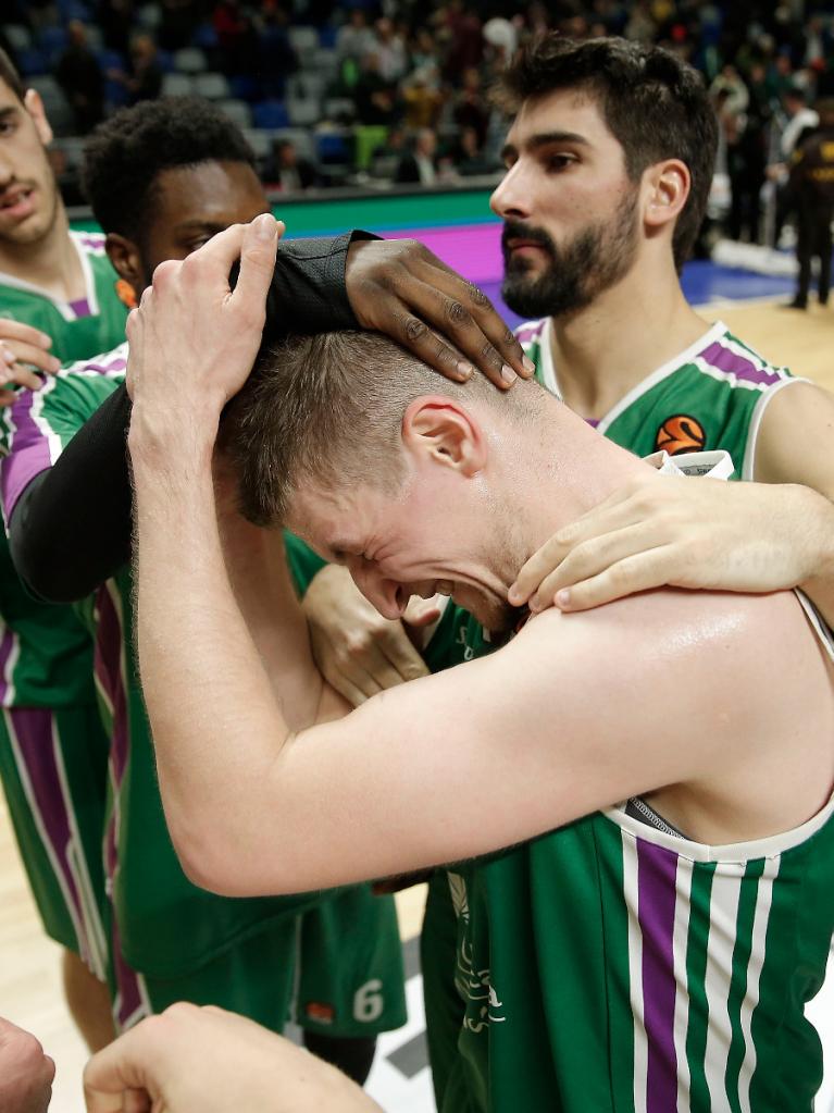 Los jugadores celebran la victoria ante el Anadolu Efes 