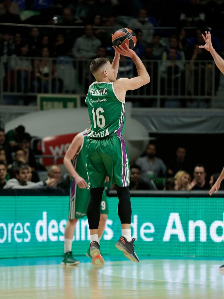 Nedović lanza un triple