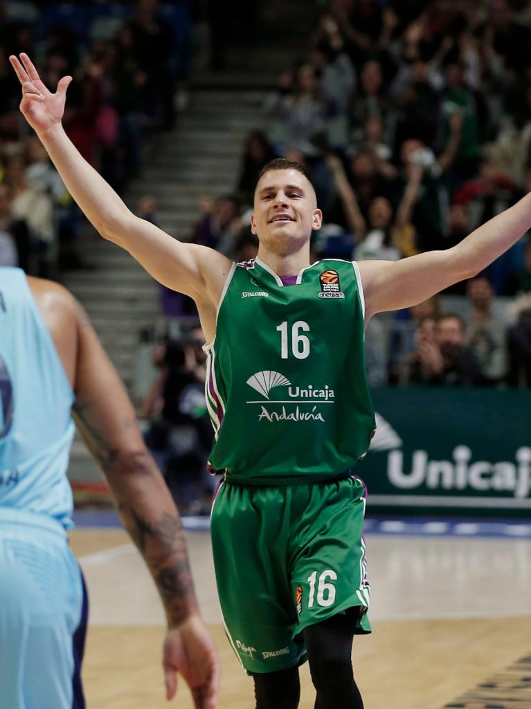 Nedović celebra uno de los triples