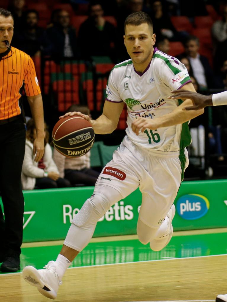 Nedovic, defendido por Anosike