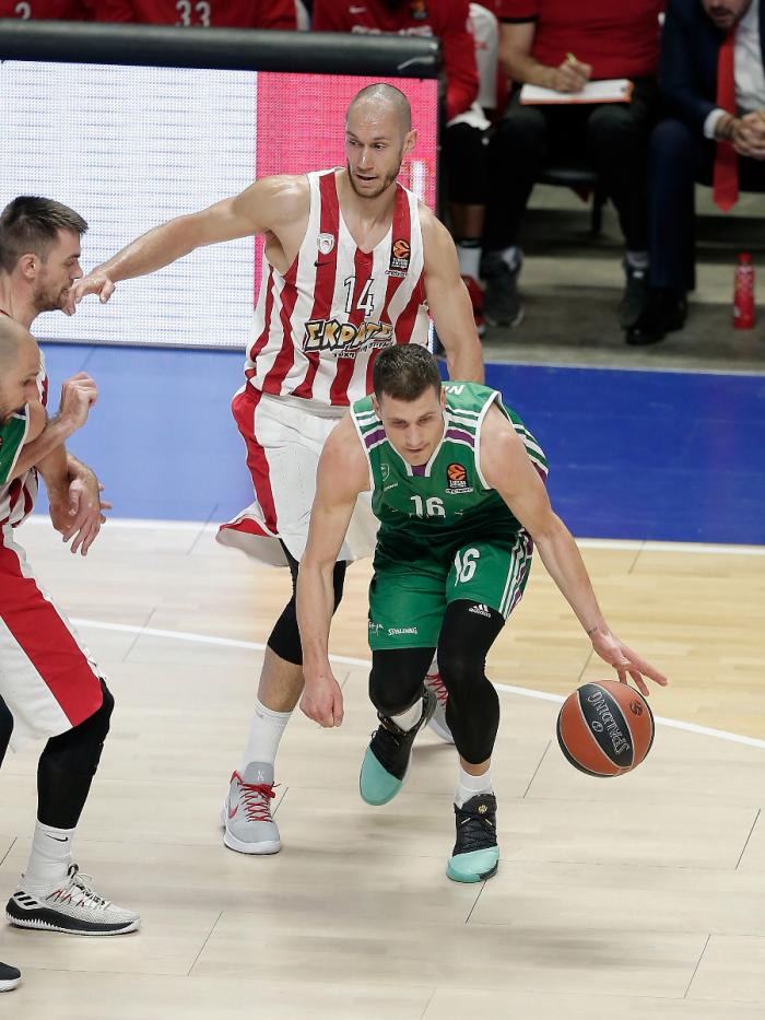 Nedović controla el balón ante varios defensores
