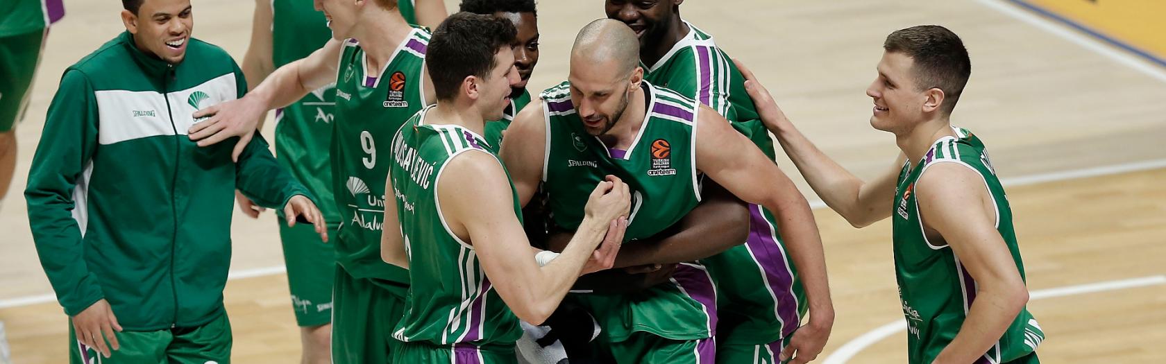 El equipo felicita a Augustine tras su canasta final